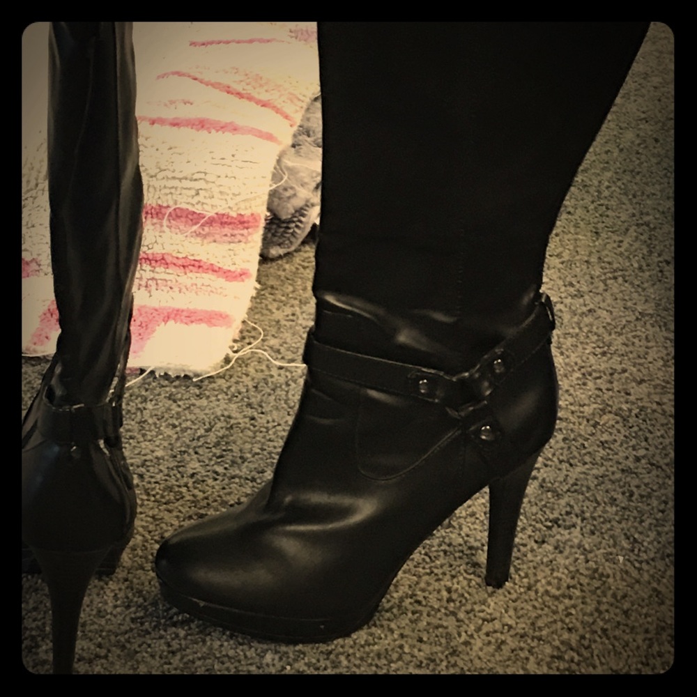 Vera Wang Leather Knee High boots w/ stiletto heel